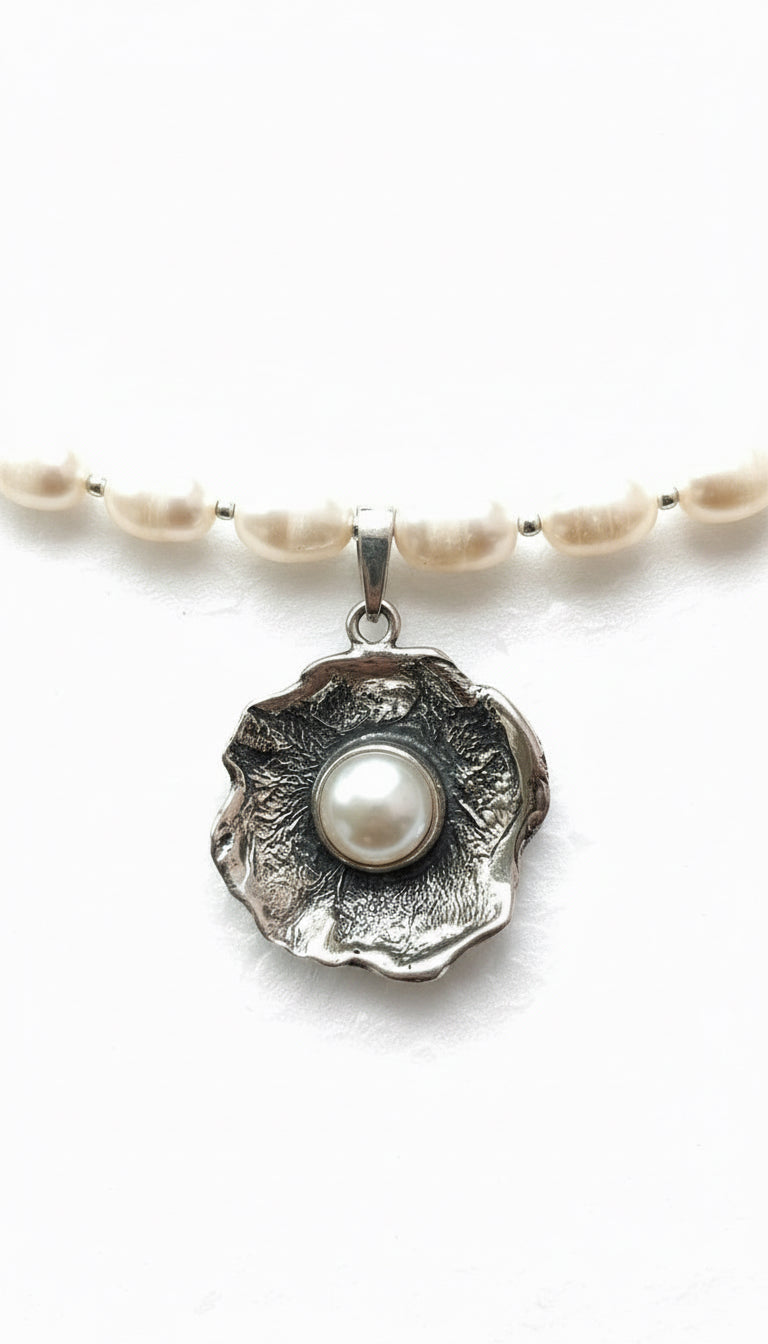 Necklace “Pearl in petal”