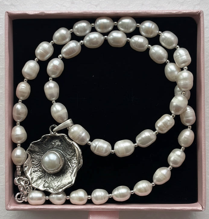 Necklace “Pearl in petal”