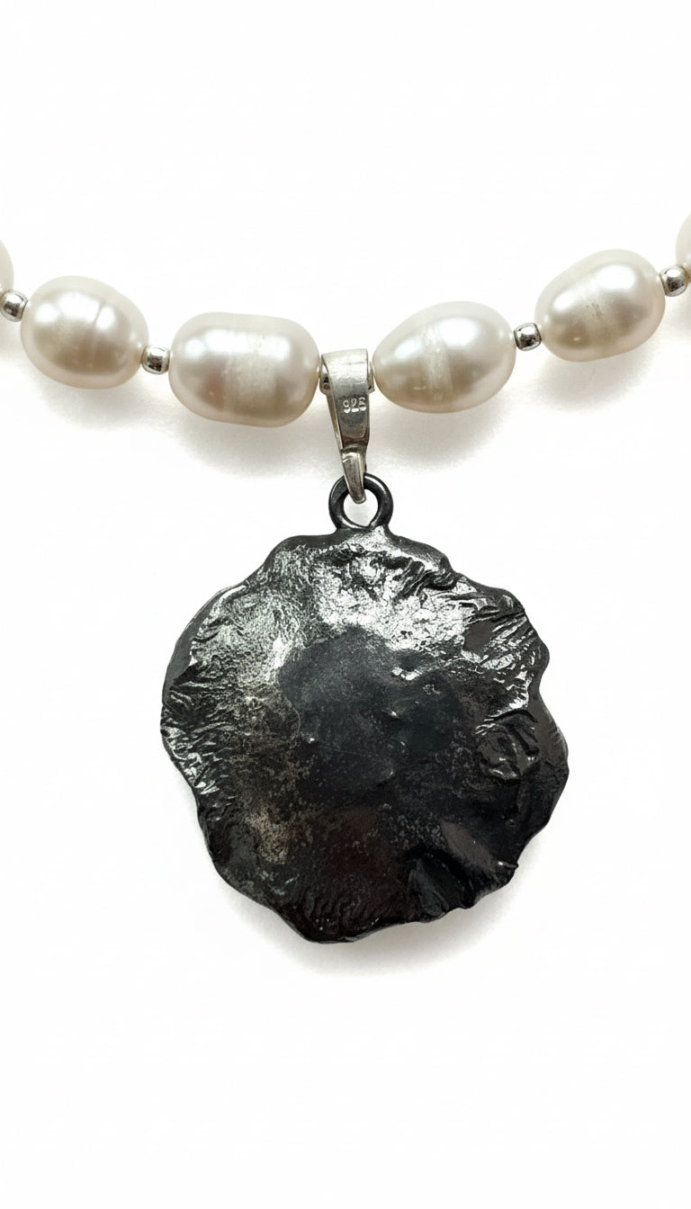 Necklace “Pearl in petal”