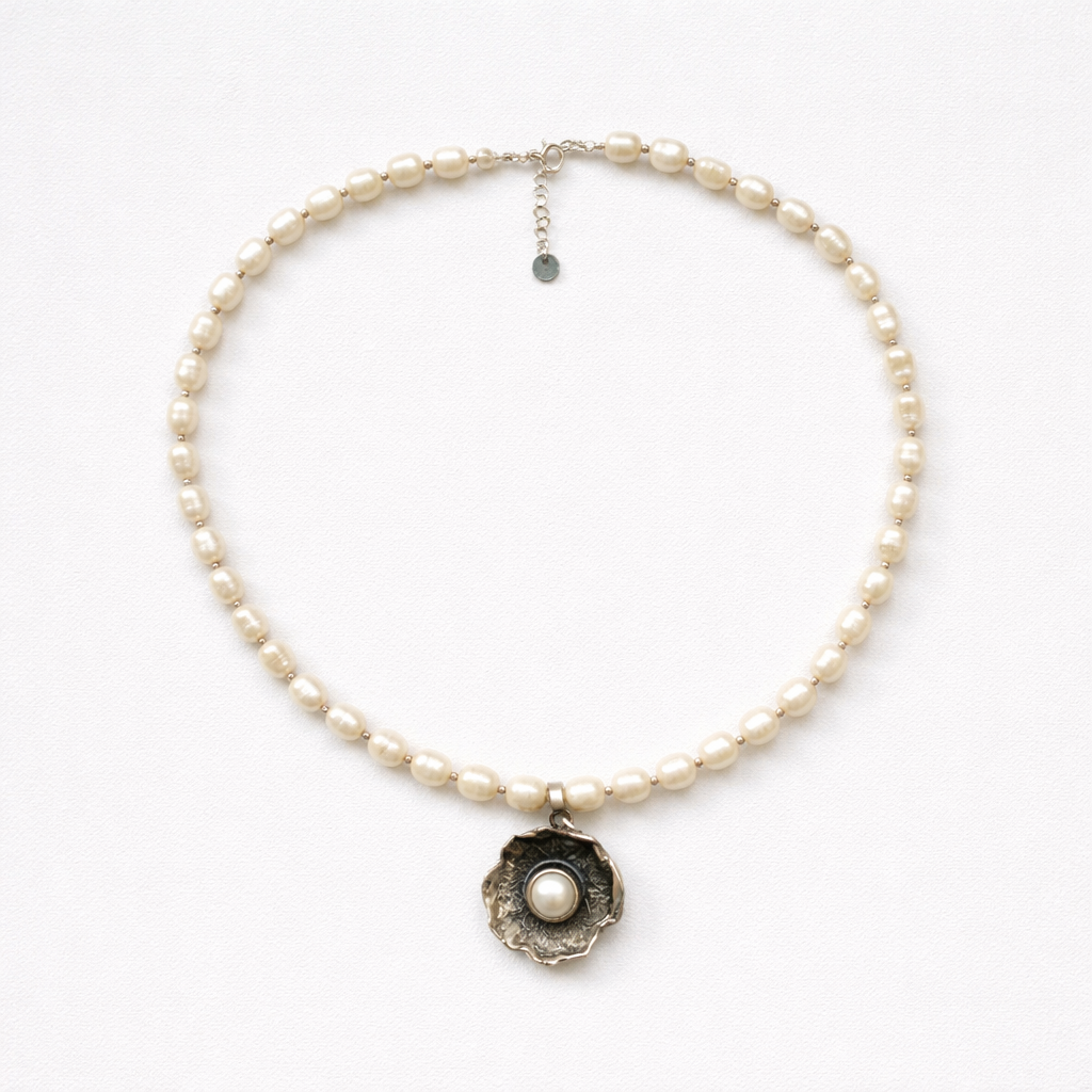Necklace “Pearl in petal”